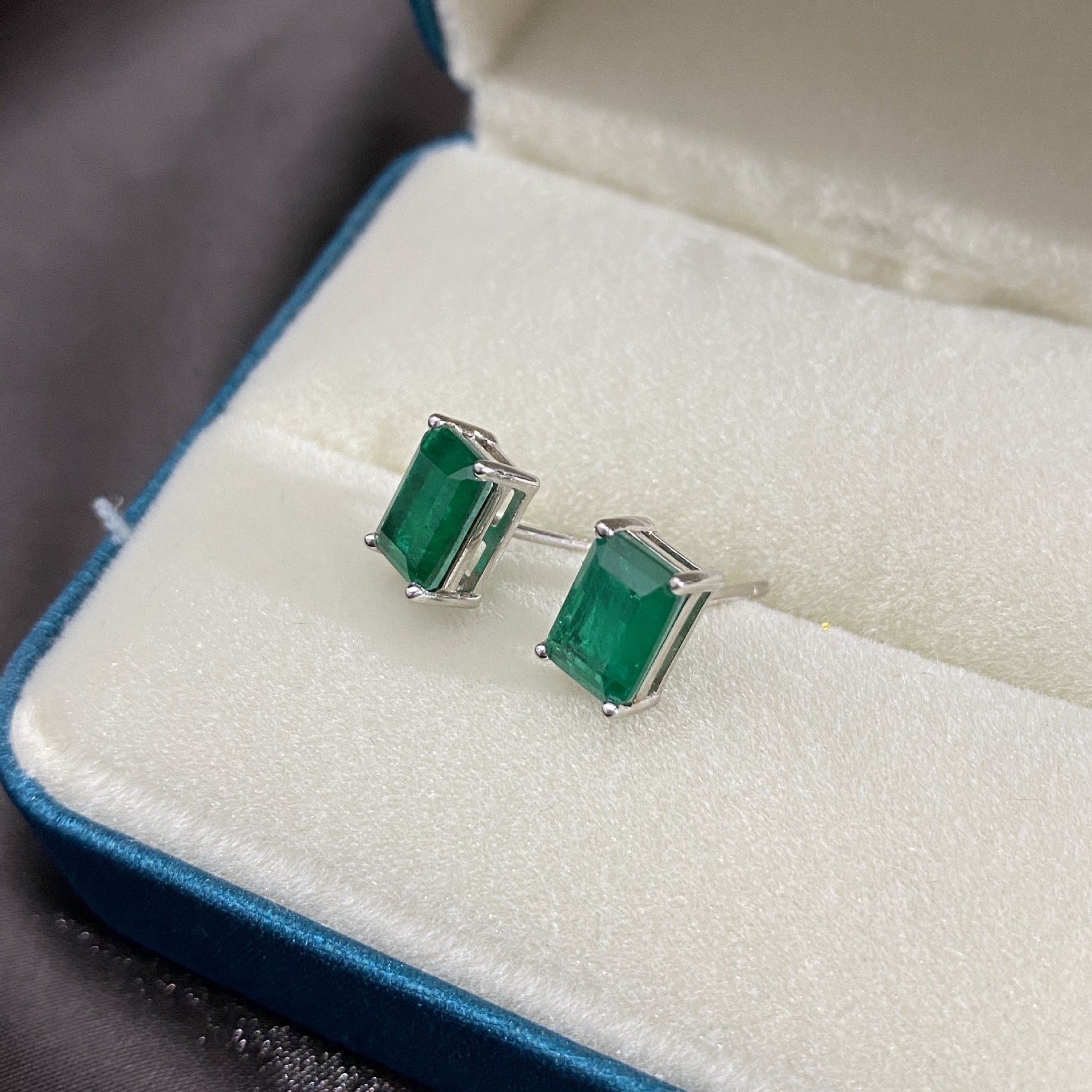 Hot Sale S925 Sterling Silver Emerald Stud Earrings-Jewearrings