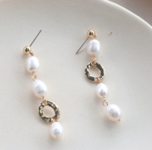 Vintage geometric metal pearl asymmetric earrings design personalized earrings-Jewearrings