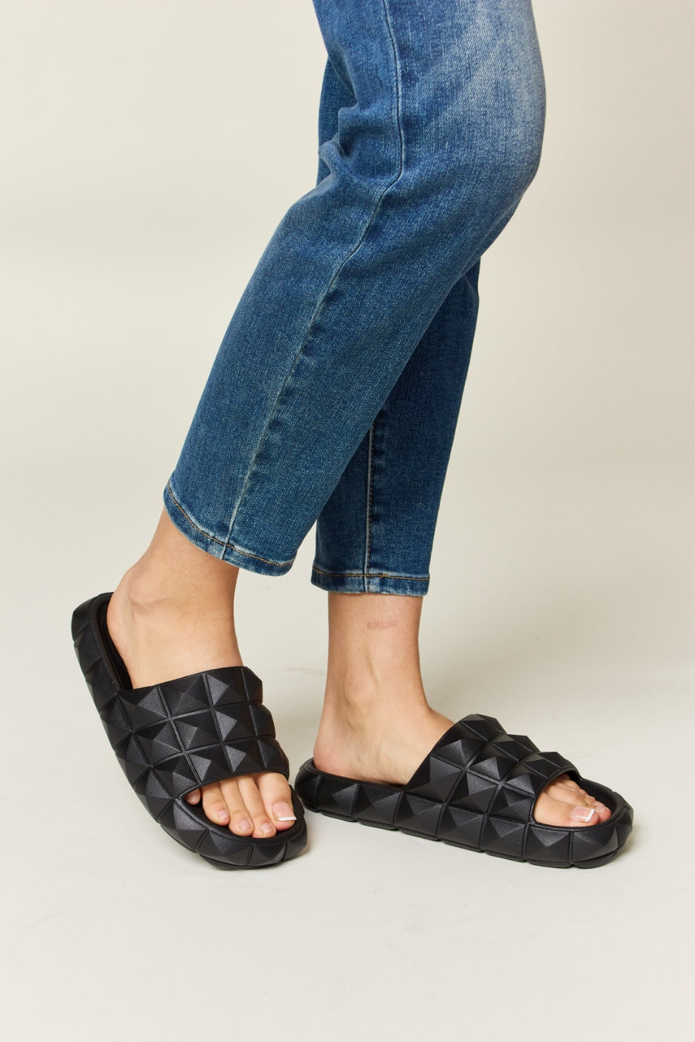 WILD DIVA Pyramid Stud Toe Band Footbed Sandals-Jewearrings