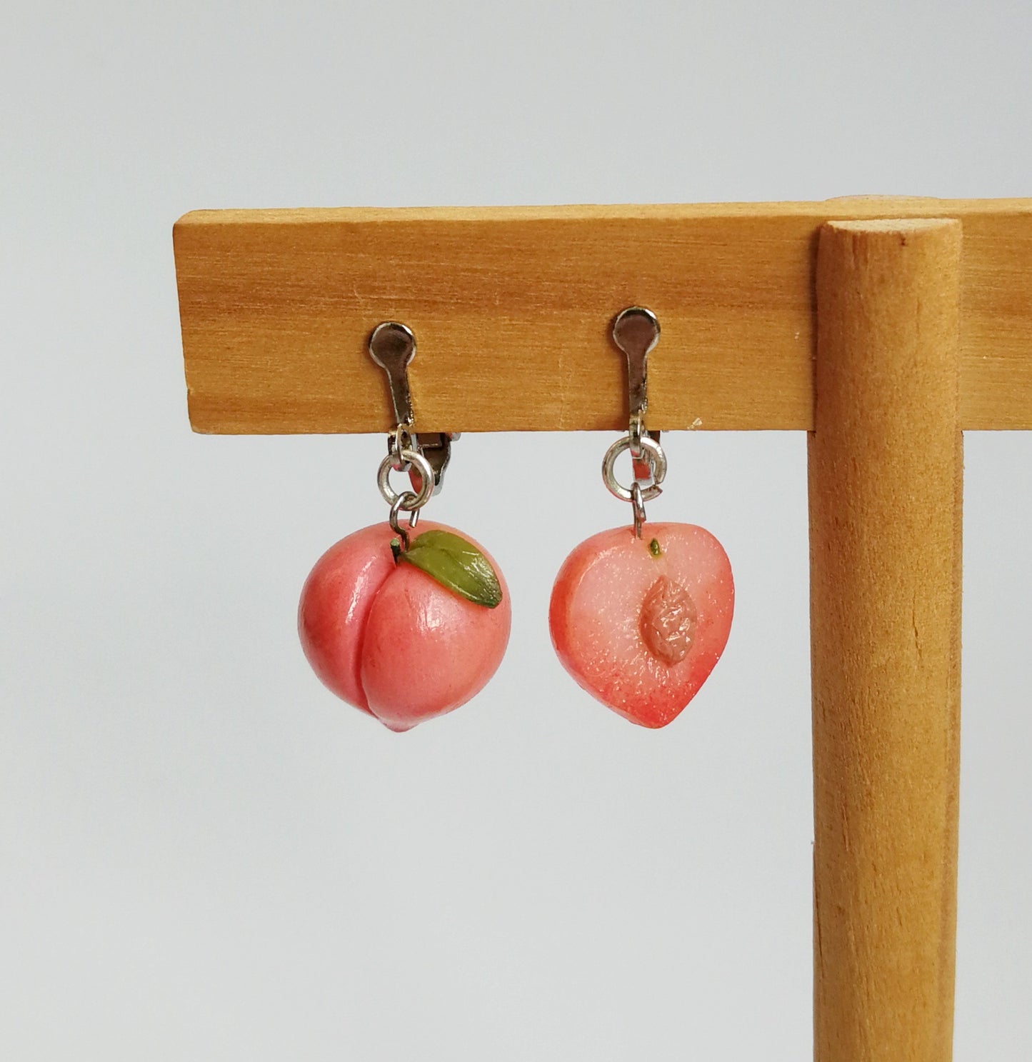 The Same Asymmetrical Fart Peach Peach Earrings Japanese Peach Painless Ear Clip-Jewearrings