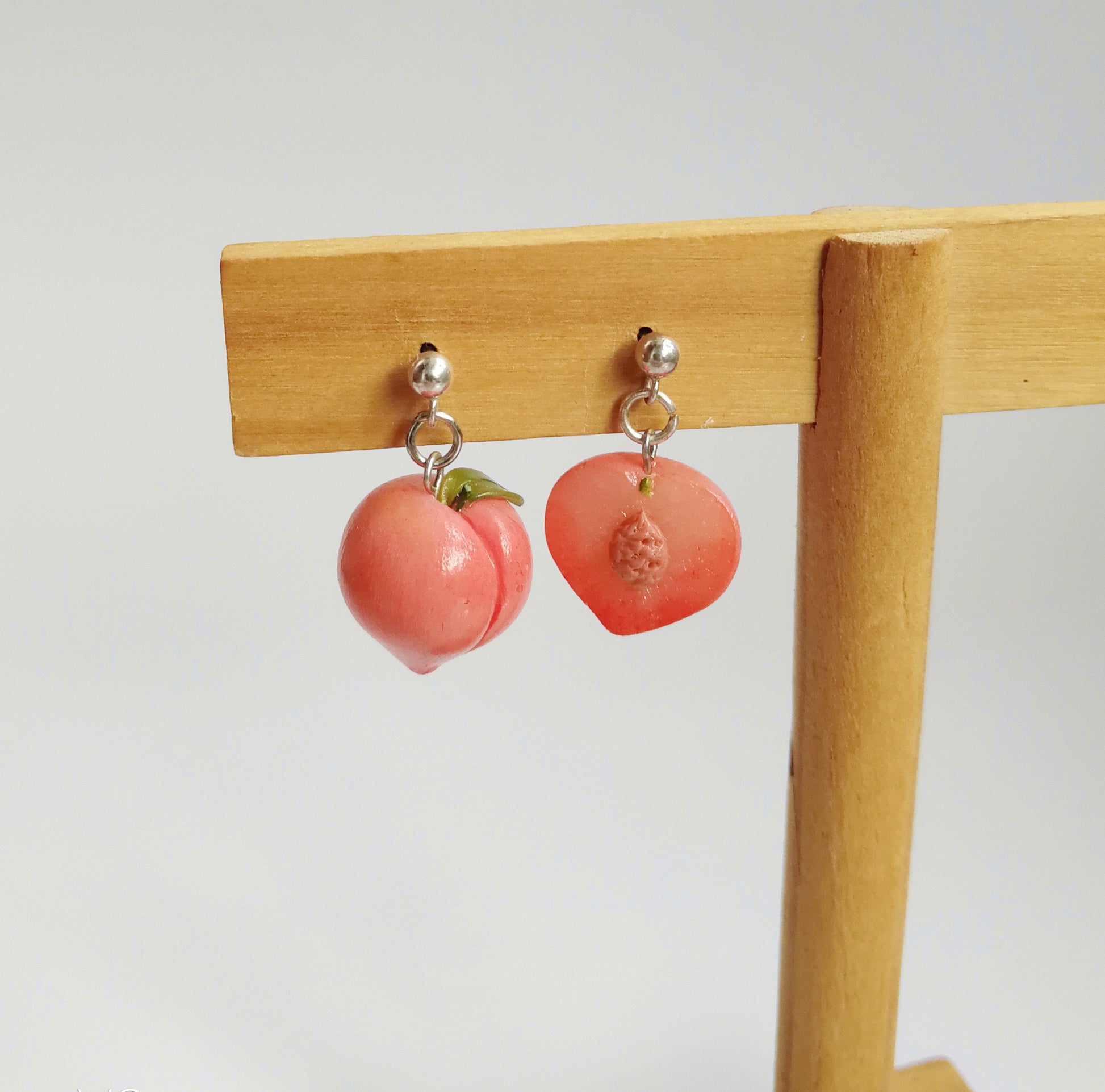 The Same Asymmetrical Fart Peach Peach Earrings Japanese Peach Painless Ear Clip-Jewearrings