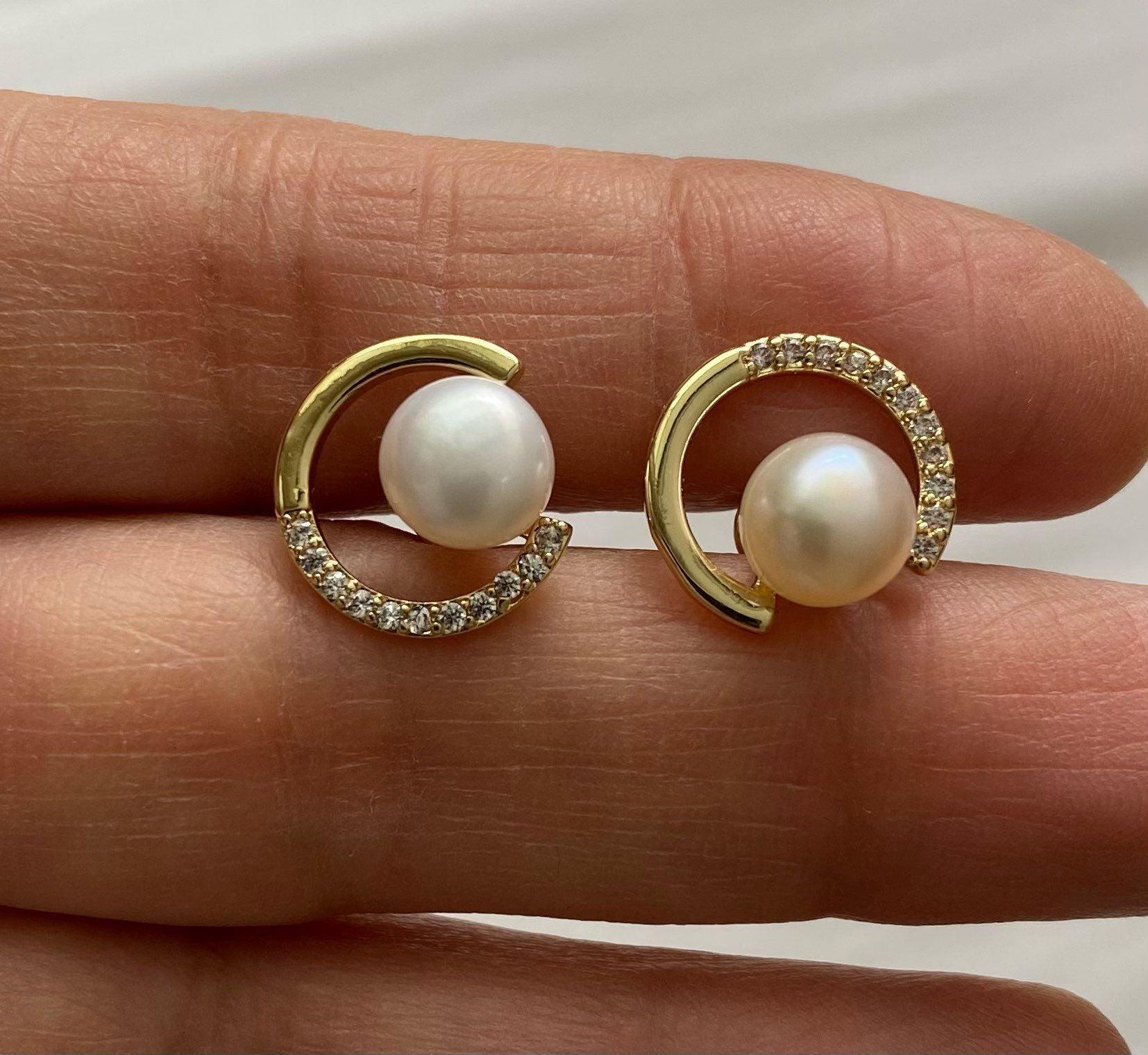 Simple C Shape Stud Earrings For Women Exquisite Pearl Round Crystal Jewelry-Jewearrings