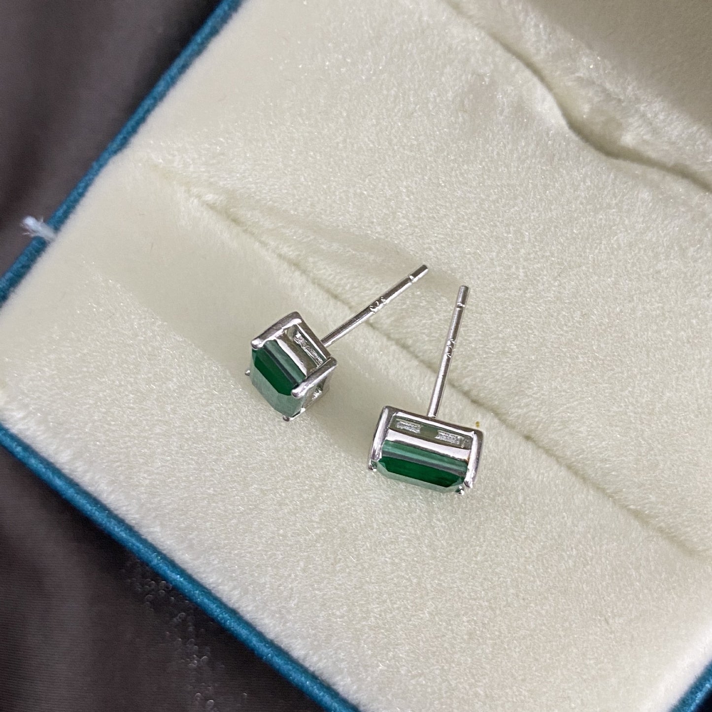 Hot Sale S925 Sterling Silver Emerald Stud Earrings-Jewearrings