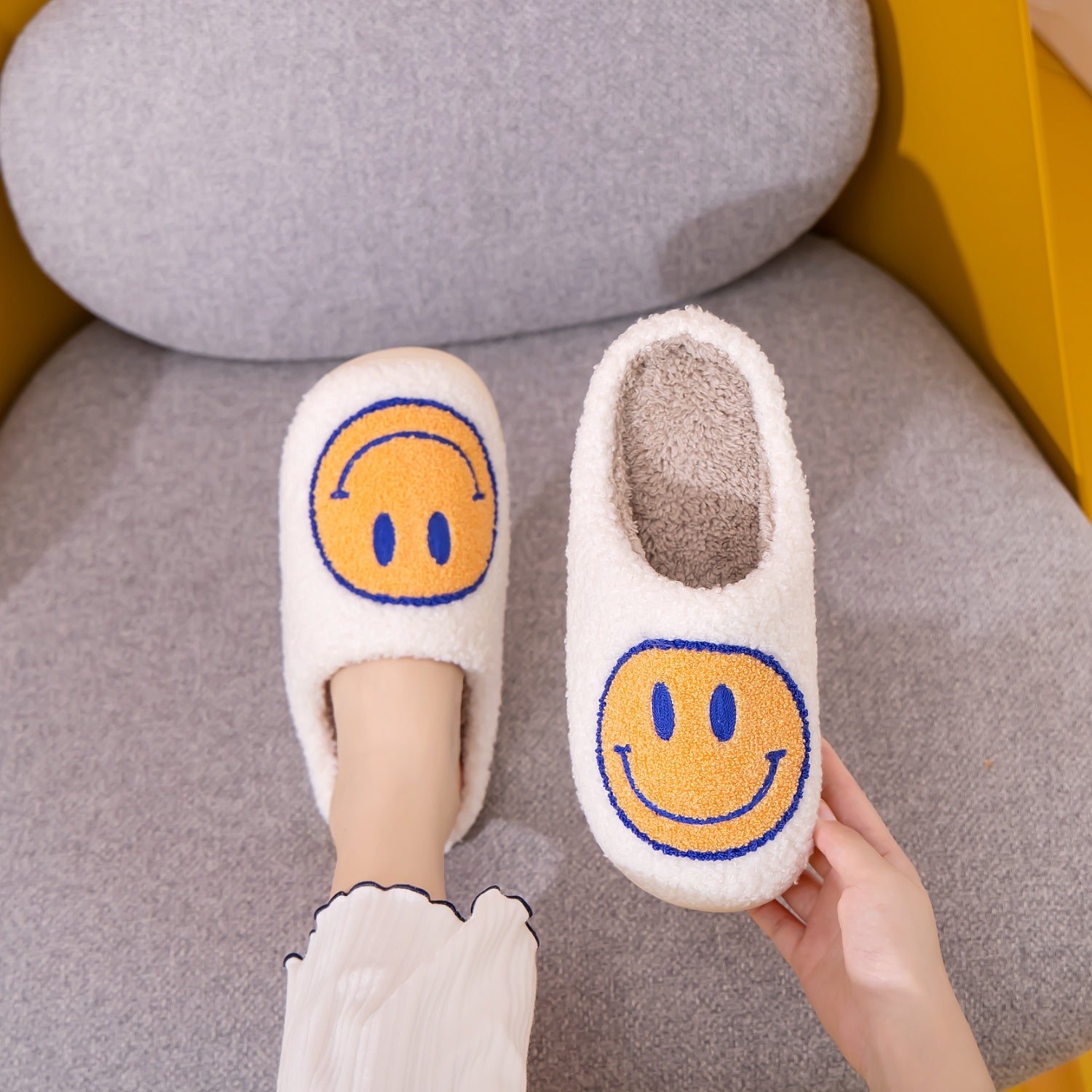 Melody Smiley Face Slippers-Jewearrings