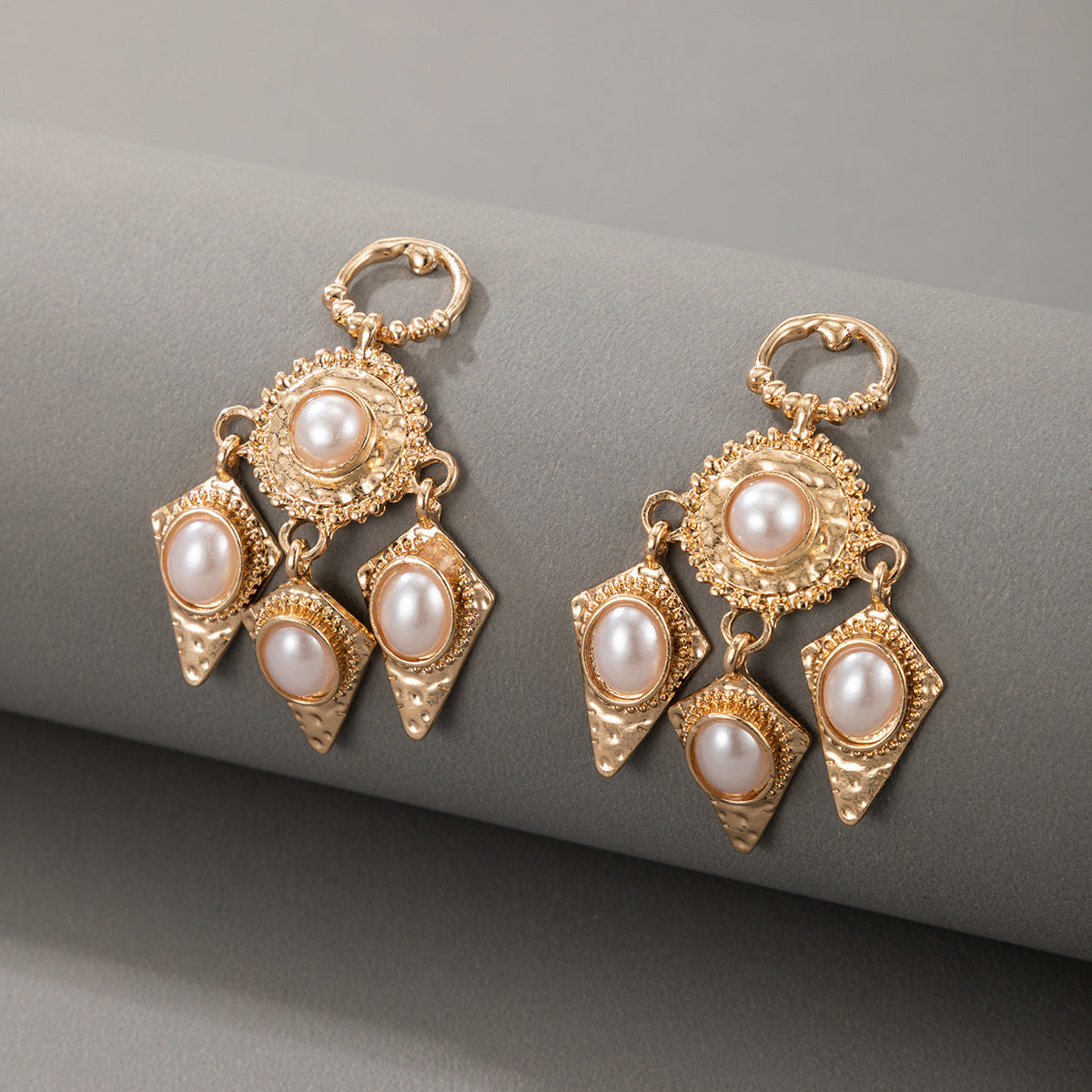 Retro Palace Temperament Alloy Pearl Earrings Exaggerated Hong Kong Style Earrings Earrings-Jewearrings