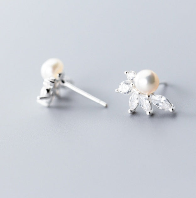 Pearl-studded leaf earrings-Jewearrings