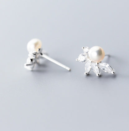 Pearl-studded leaf earrings-Jewearrings