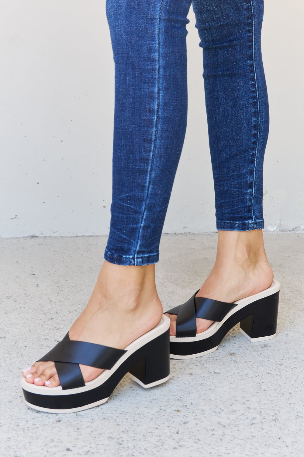 Weeboo Cherish The Moments Contrast Platform Sandals in Black-Jewearrings