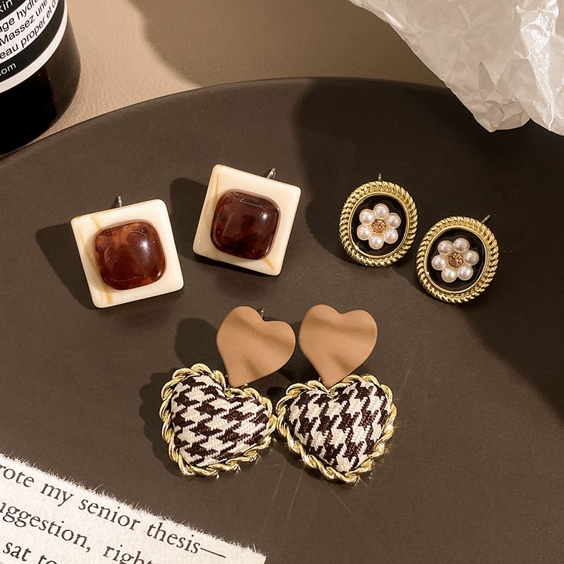 Women's High Sense Fashion Special-interest Brown Retro Stud Earrings-Jewearrings