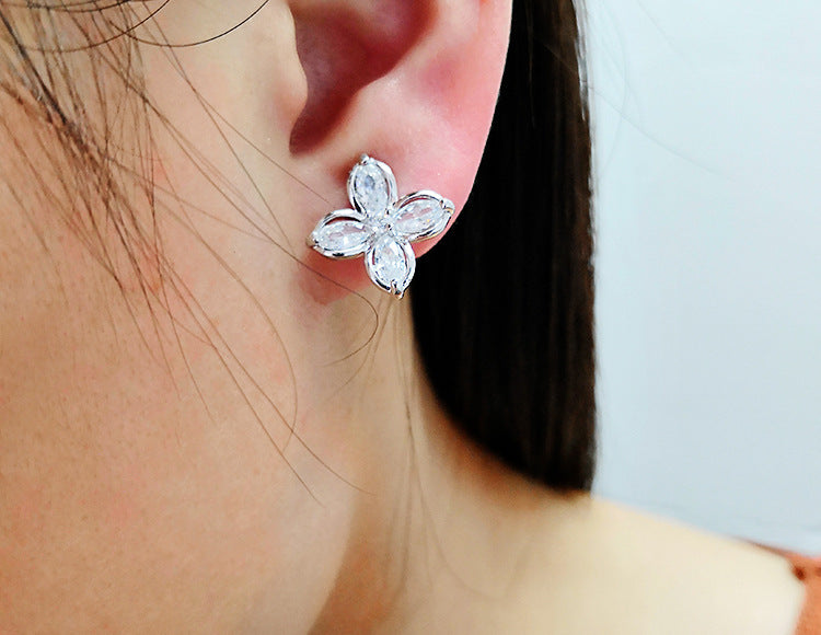 Simple Ladies Clip Earrings Personality Four-leaf Flower-Jewearrings