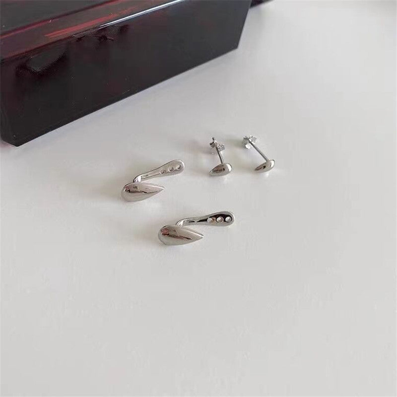 A Pair Of Silver Shiny Drop Earrings-Jewearrings