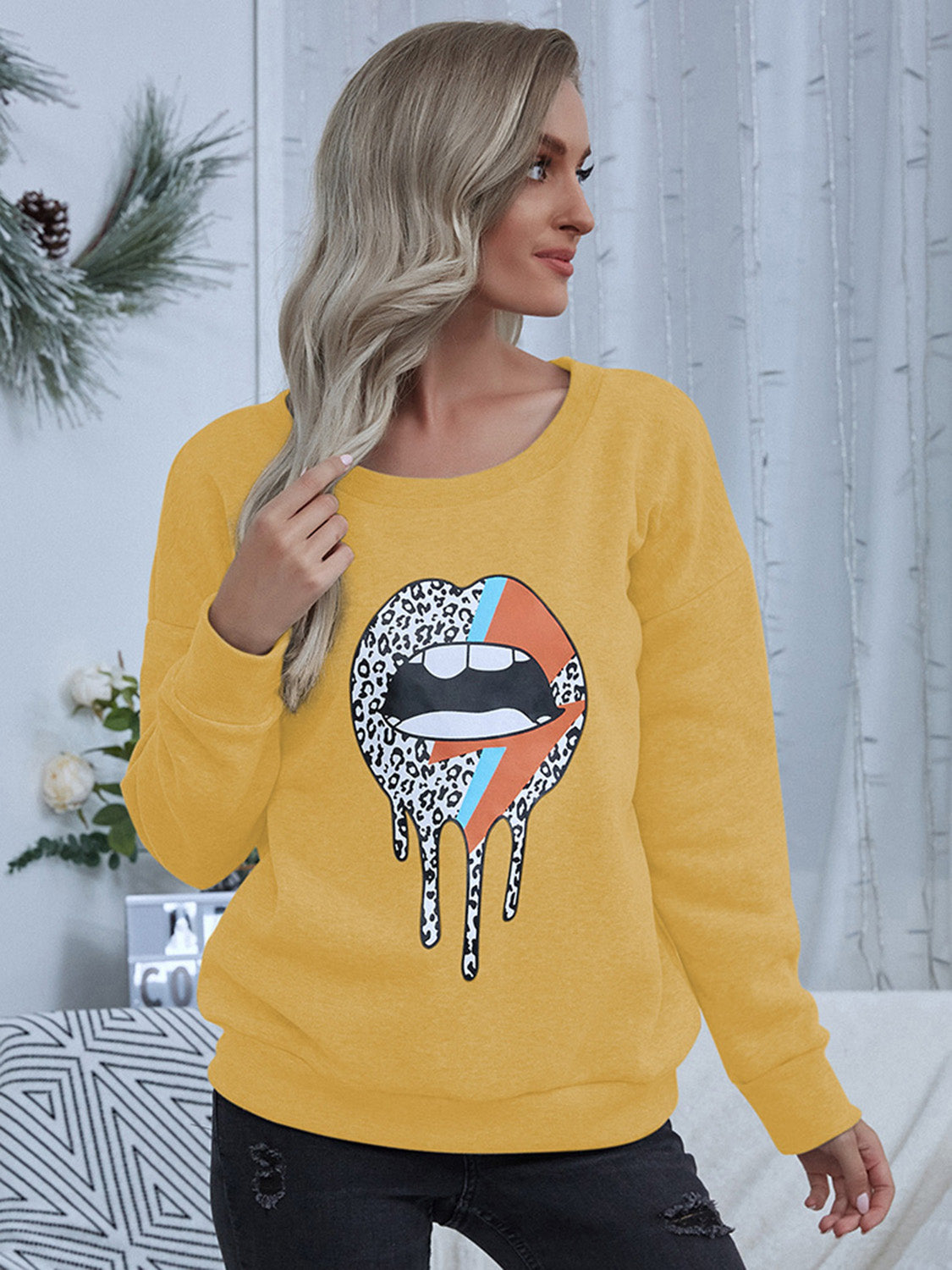 Lip Graphic Round Neck Sweatshirt-Jewearrings