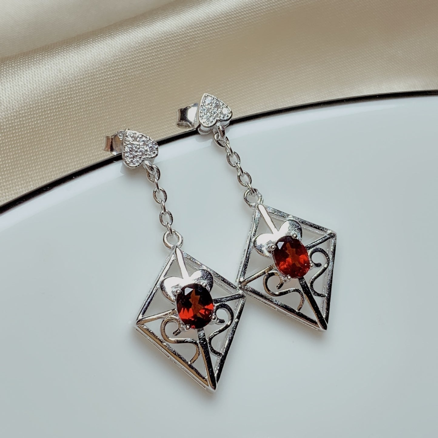 925 Silver Inlaid Natural Garnet Stud Earrings Style-Jewearrings