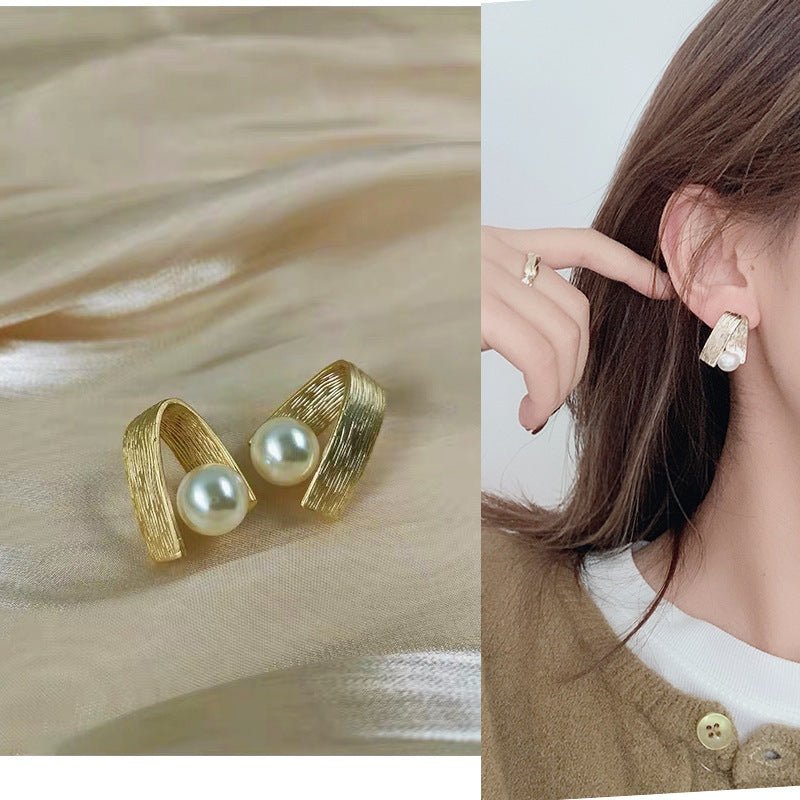 Brushed gold pearl earrings-Jewearrings