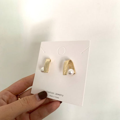 Brushed gold pearl earrings-Jewearrings