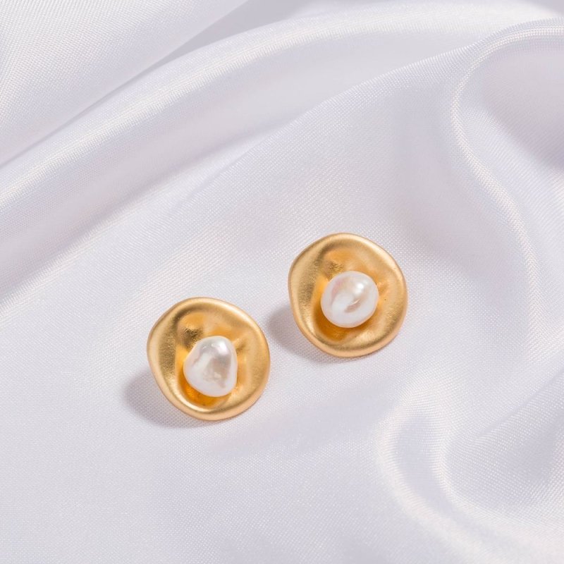 European and American cross-border new accessories, brand new original design, white pearl inlaid golden round earrings-Jewearrings