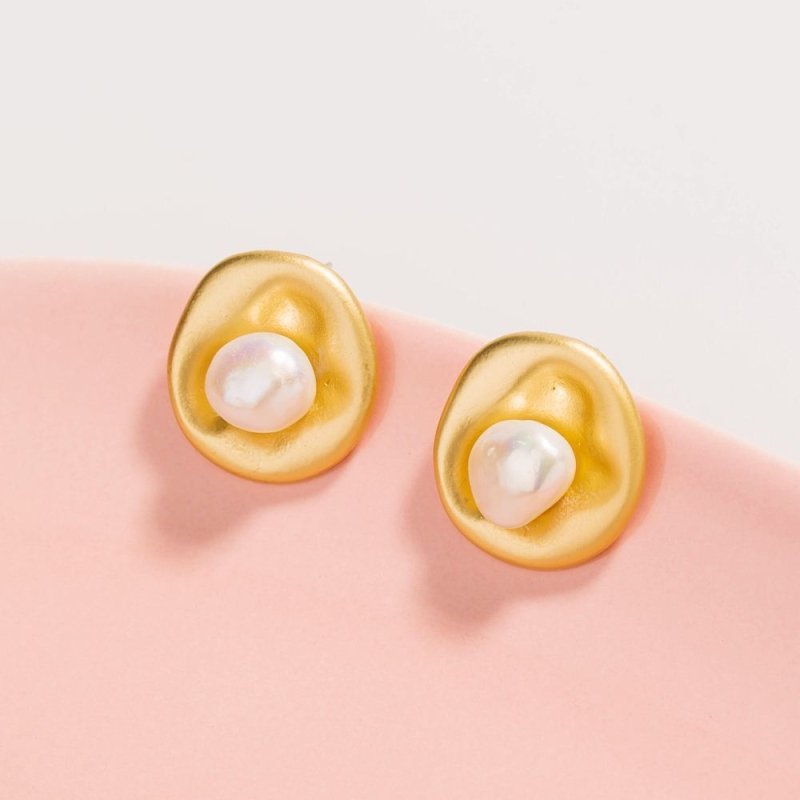 European and American cross-border new accessories, brand new original design, white pearl inlaid golden round earrings-Jewearrings