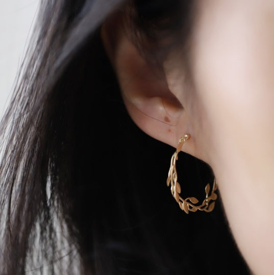 Sterling Silver Gilt Earrings Elegantly Surround The Foliage-Jewearrings