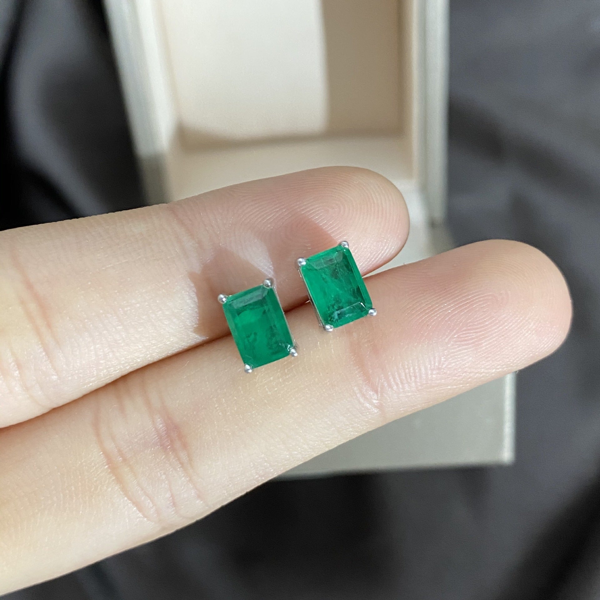 Hot Sale S925 Sterling Silver Emerald Stud Earrings-Jewearrings