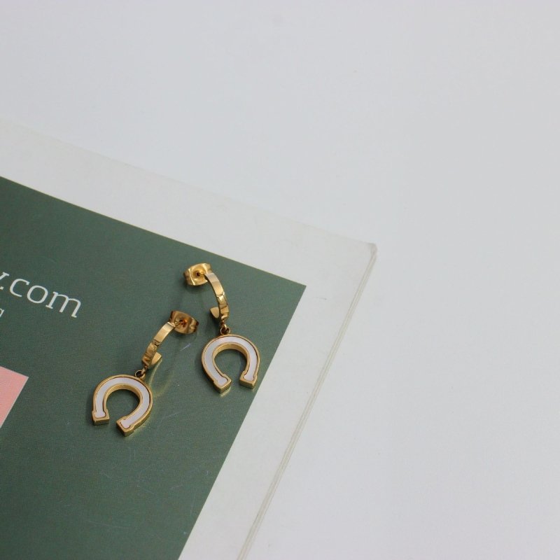 Irregular English Letter U-shaped Shell Earrings-Jewearrings