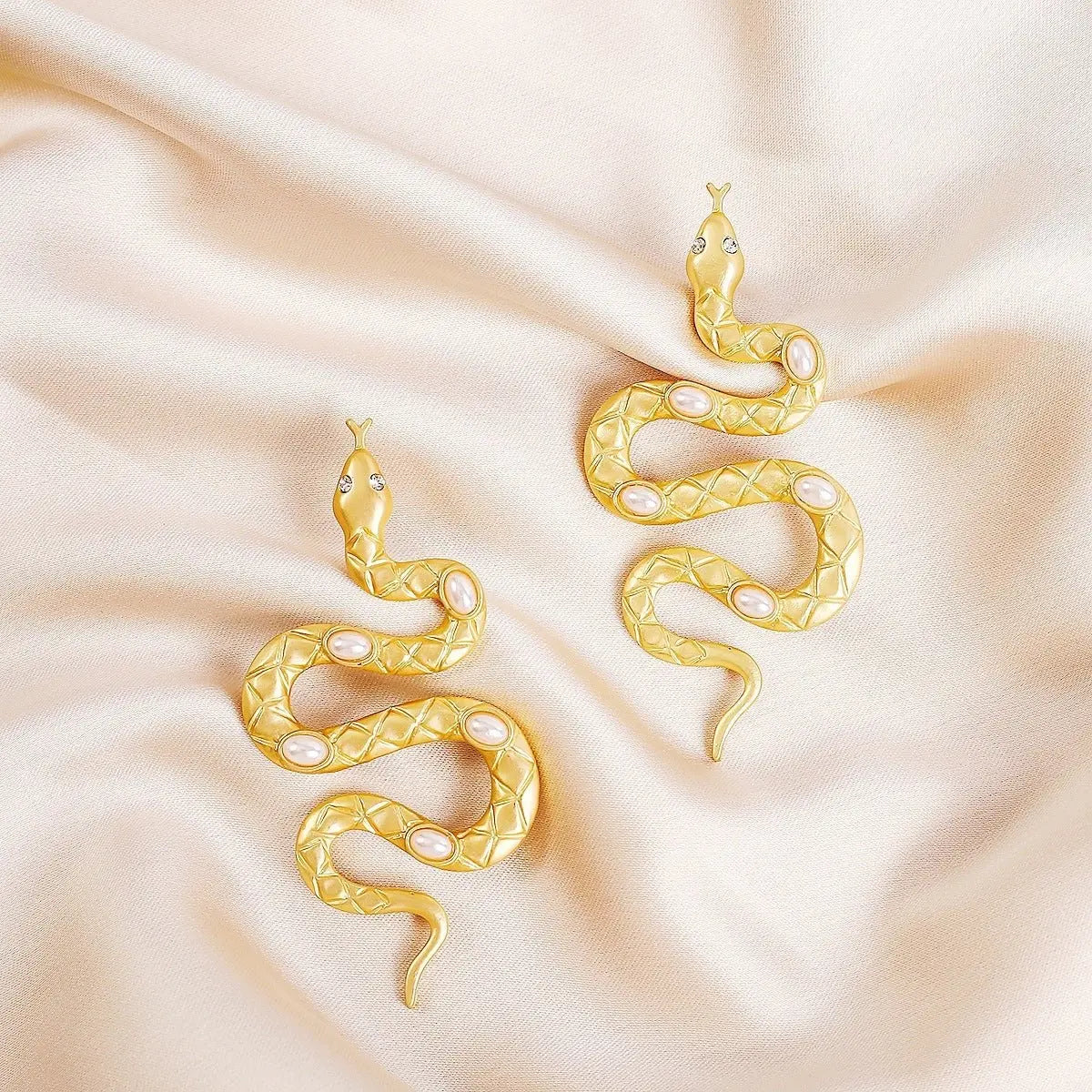 Snake Earrings: Three Dimensional Engraved Alloy-Jewearrings