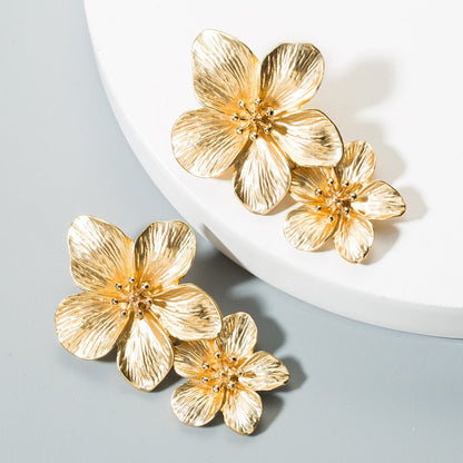 White Flower Earrings - Golden Petals-Jewearrings