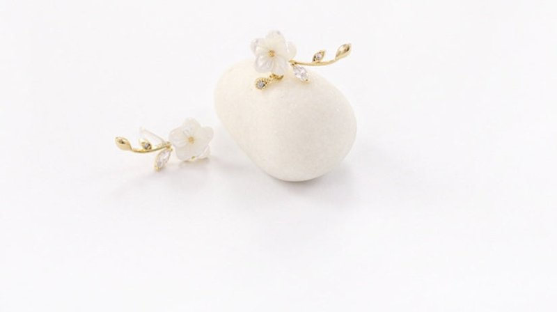 White Flower Earrings - Shell & Sterling Silver-Jewearrings