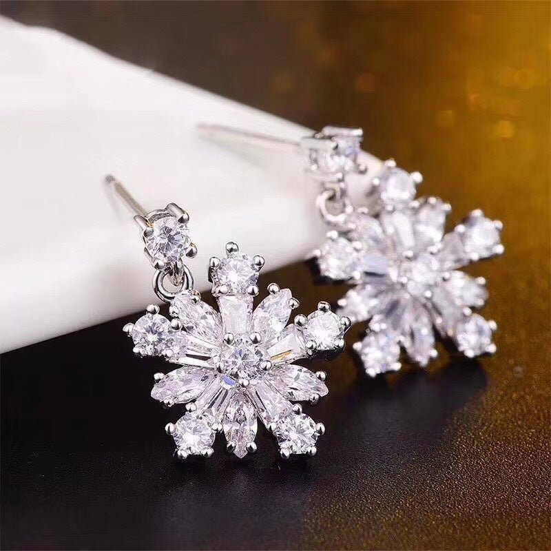 Women's Temperament Snowflake Diamond Stud Earrings-Jewearrings